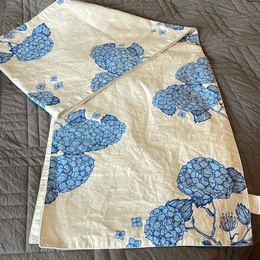 Sur La Table 100% cotton blue hydrangea table runner 14x84”